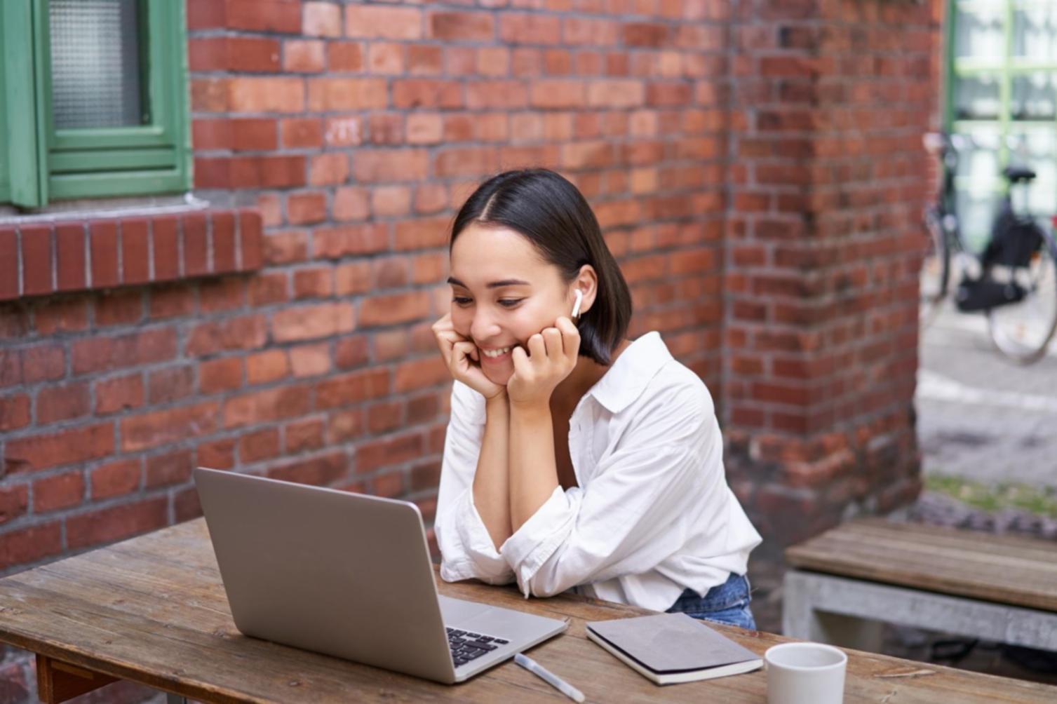 Estudiante aplicando técnicas de investigación de palabras clave