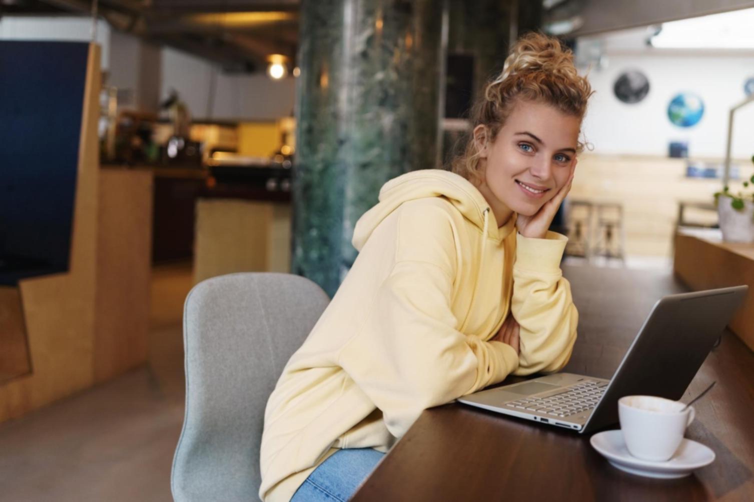 Equipo trabajando en análisis de palabras clave